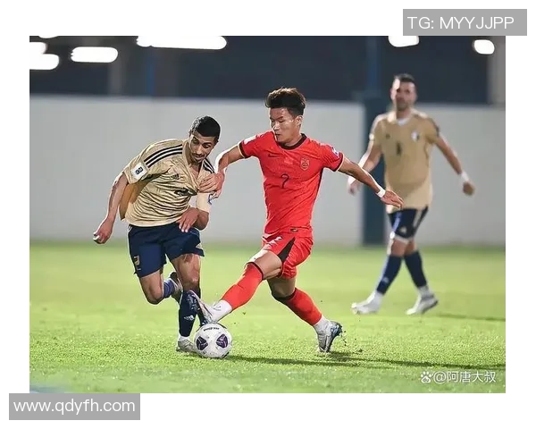 足球明星独特魅力展现断眉造型引发球迷热议与关注